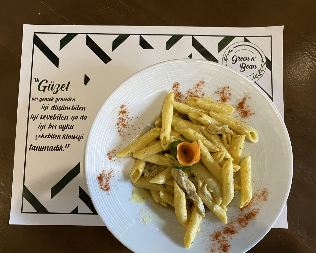 Köri Soslu Tavuklu Penne