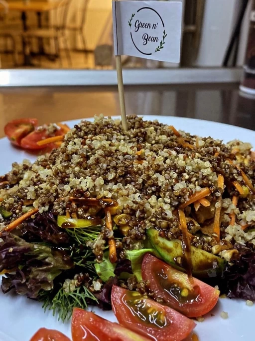 Nar Ekşili Kinoa Salatası 